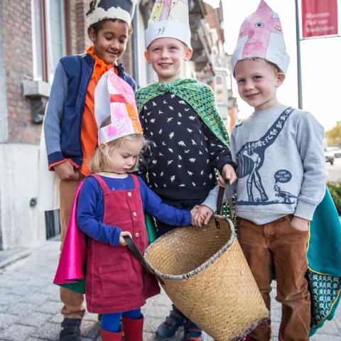 Kinderen poseren in hun mooiste Sint-Maartenoutfit met mijter en cape